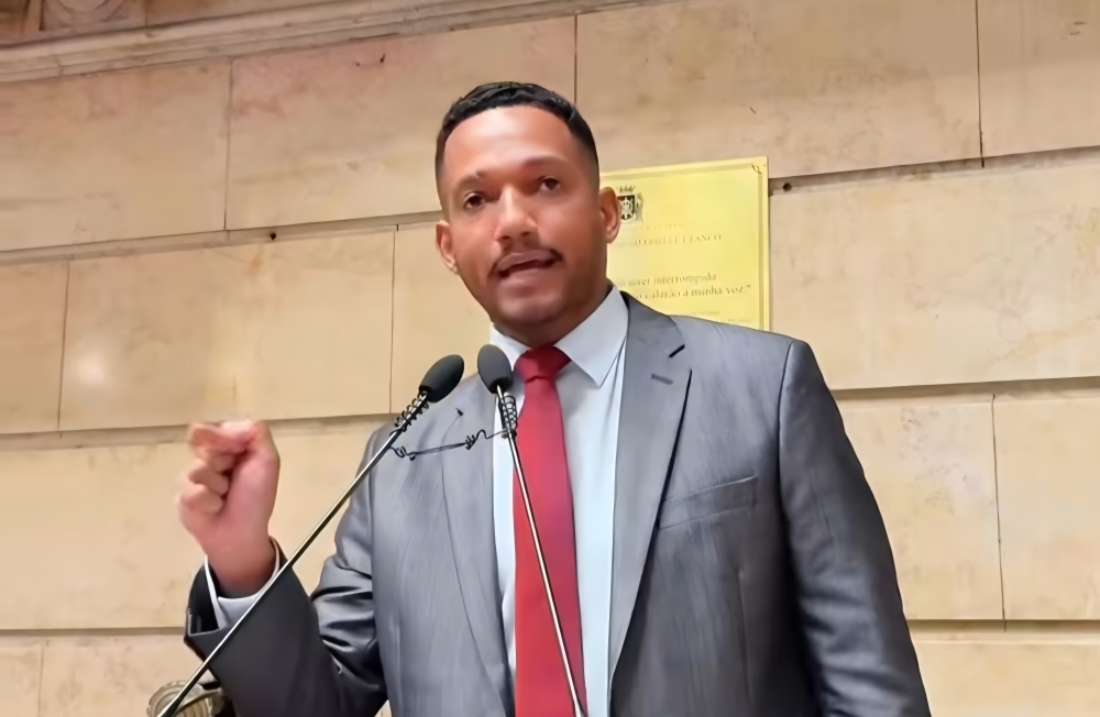 Pré-candidatos a deputado transformam sessão em espetáculo para redes sociais com direito a rebolada e acusações pesadas