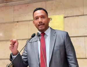 Pré-candidatos a deputado transformam sessão em espetáculo para redes sociais com direito a rebolada e acusações pesadas