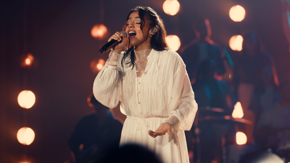 Com atmosfera grandiosa, Julia Vitória apresenta “Princípio e Fim”