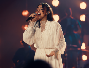 Com atmosfera grandiosa, Julia Vitória apresenta “Princípio e Fim”