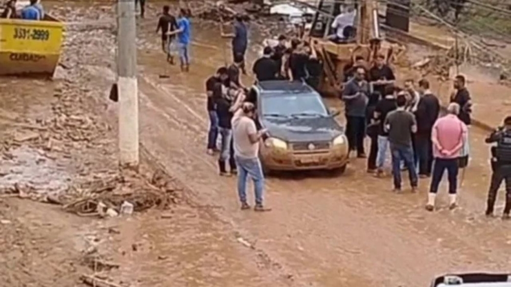 Ubá: moradores protestam contra gravação de Nikolas em rua alagada