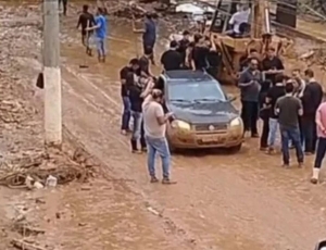 Ubá: moradores protestam contra gravação de Nikolas em rua alagada