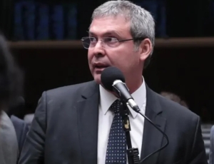 Lindbergh aciona PGR após anotação ligar Flávio a R$ 15 mi para retirada de candidatura