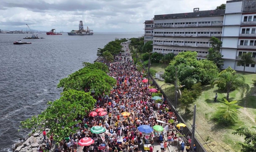 Em Niterói, bloco de fantasiados ofusca o bloco da direita