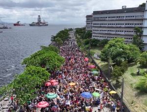 Em Niterói, bloco de fantasiados ofusca o bloco da direita