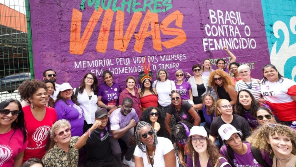 Com 200 metros de grafite, memorial contra o feminicídio abre Março das Mulheres