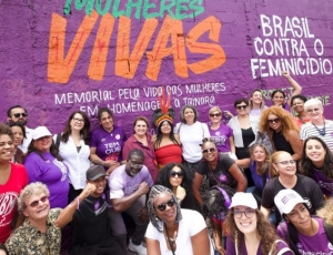 Com 200 metros de grafite, memorial contra o feminicídio abre Março das Mulheres