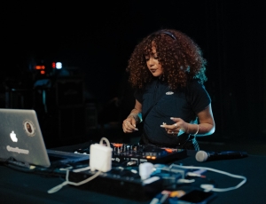 Entre workshops e pista cheia: BAILE DO NEØERA encerra abertura do Festival 220 Dance