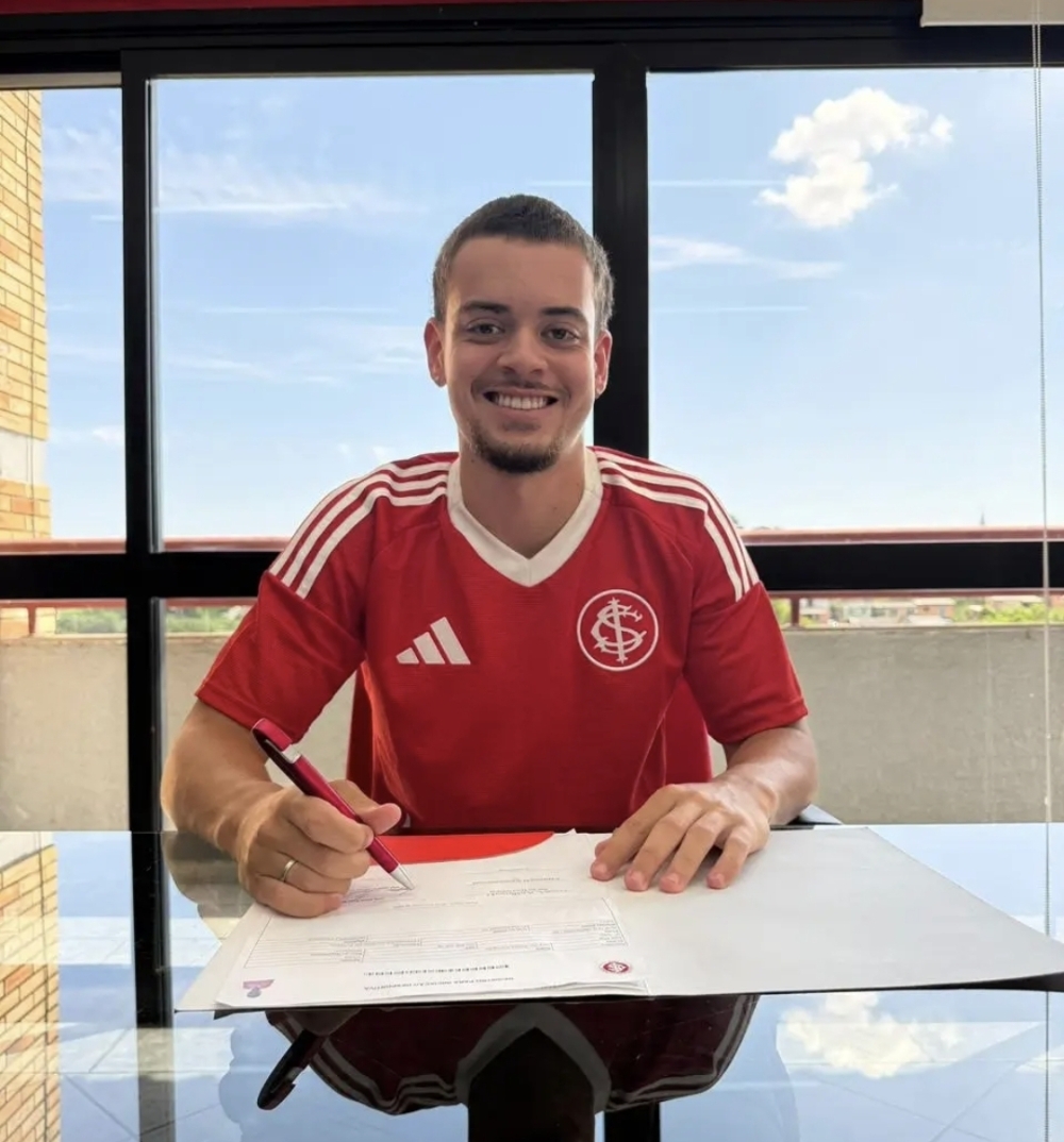 Diego Ahmed oficializa saída do Vasco para vestir camisa colorada