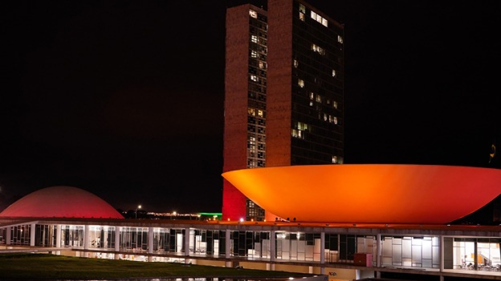 Congresso se ilumina de laranja e recebe projeção de frases pelos onze anos da Lei do Feminicídio