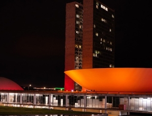 Congresso se ilumina de laranja e recebe projeção de frases pelos onze anos da Lei do Feminicídio
