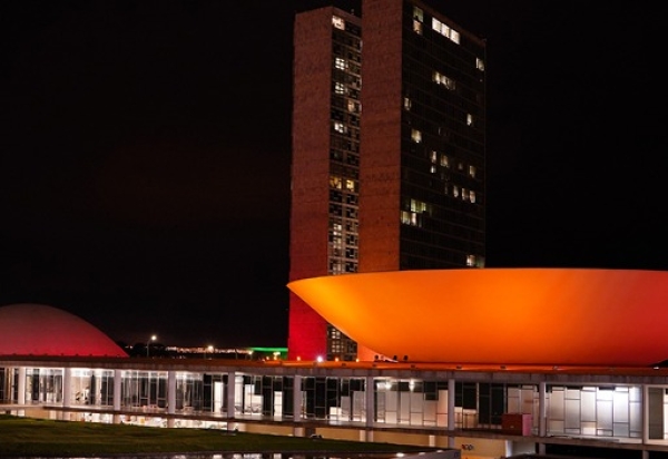 https://www.ultimahoraonline.com.br/noticia/congresso-se-ilumina-de-laranja-e-recebe-projecao-de-frases-pelos-onze-anos-da-lei-do-feminicidio