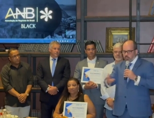 Veterano do jornalismo Ralph Lichotti recebe título de Sócio benemérito da ANB e prega colaboração em tempos líquidos