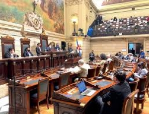 Bancadas de Paes e PL trocam ataques enquanto vereadora do PL faz declarações polêmicas sobre pessoas trans