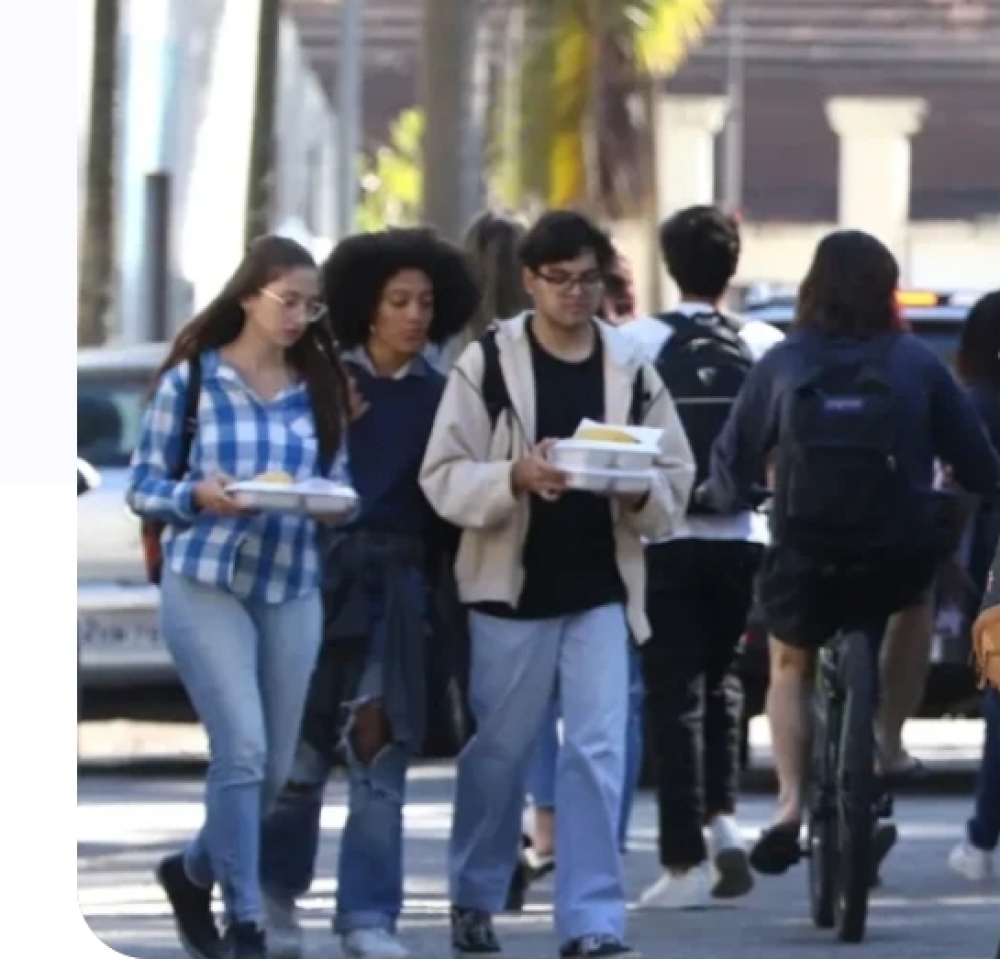 Um em cada quatro jovens não desiste do ensino médio graças ao Pé-de-Meia, diz estudo