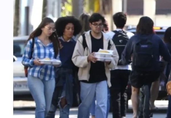 https://www.ultimahoraonline.com.br/noticia/um-em-cada-quatro-jovens-nao-desiste-do-ensino-medio-gracas-ao-pe-de-meia-diz-estudo