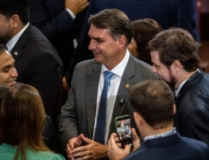 Flávio Bolsonaro lidera crescimento nas redes, e Lula critica dependência digital