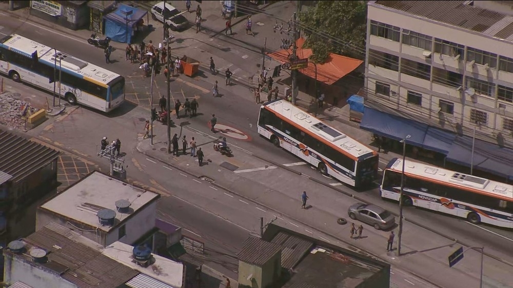 RIO SEM CONTROLE: Cinco ônibus são usados como barricadas e interditam rua na Praça Seca, na Zona Oeste do Rio