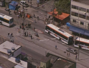 RIO SEM CONTROLE: Cinco ônibus são usados como barricadas e interditam rua na Praça Seca, na Zona Oeste do Rio