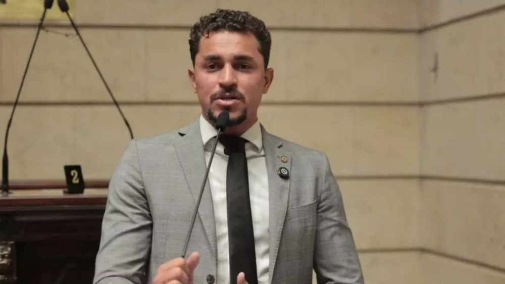 Vereador Salvino Oliveira retorna à Câmara do Rio e desafia a Polícia Civil com extrato bancário em mãos, mas a Polícia Civil já descartou a vsua versão antes do discurso de Salvino