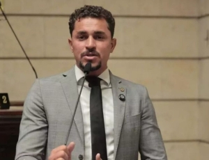 Vereador Salvino Oliveira retorna à Câmara do Rio e desafia a Polícia Civil com extrato bancário em mãos, mas a Polícia Civil já descartou a vsua versão antes do discurso de Salvino