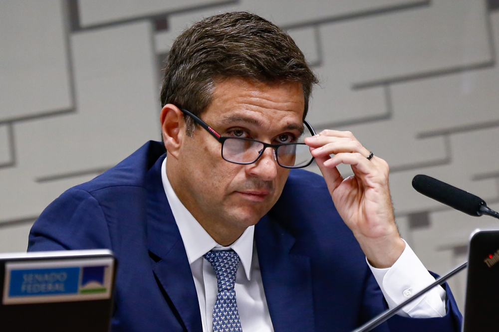 Campos Neto deve responder por omissão no caso Banco Master após ação de Lindbergh