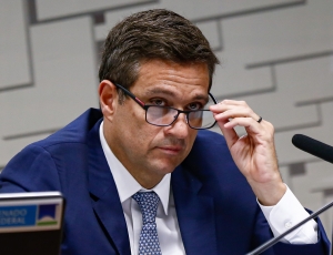Campos Neto deve responder por omissão no caso Banco Master após ação de Lindbergh