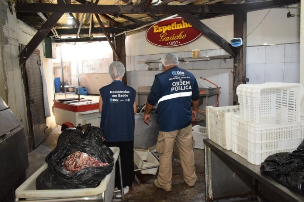 Seop e IVISA-Rio interditam fábrica clandestina de espetinhos de churrasco no Andaraí