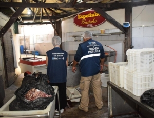 Seop e IVISA-Rio interditam fábrica clandestina de espetinhos de churrasco no Andaraí