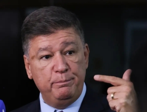 Dino dá 5 dias para senador explicar repasse de emendas à Lagoinha