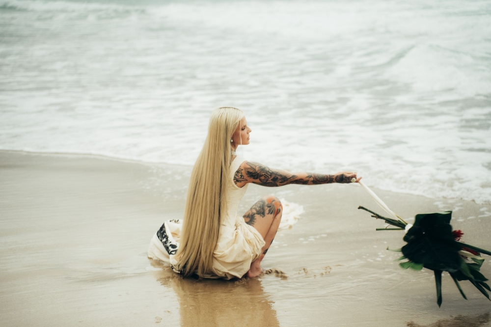 Bruna Strait estreia no Lollapalooza com participação de Bárbara Grando e antecipa novo single