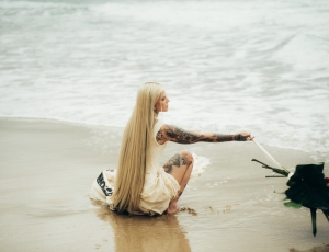 Bruna Strait estreia no Lollapalooza com participação de Bárbara Grando e antecipa novo single