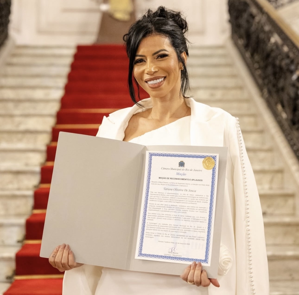 Tatiane Oliveira, vice-presidente da Grande Rio, é homenageada na Câmara Municipal do Rio