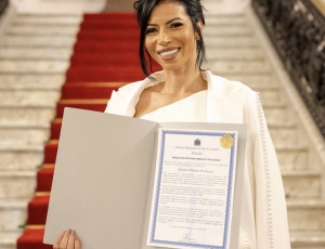 Tatiane Oliveira, vice-presidente da Grande Rio, é homenageada na Câmara Municipal do Rio
