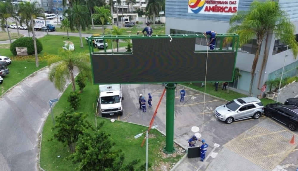 Seop retira painel de publicidade que funcionava sem autorização na Barra da Tijuca