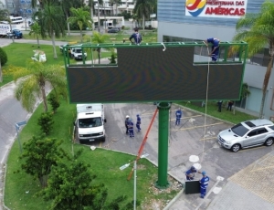 Seop retira painel de publicidade que funcionava sem autorização na Barra da Tijuca