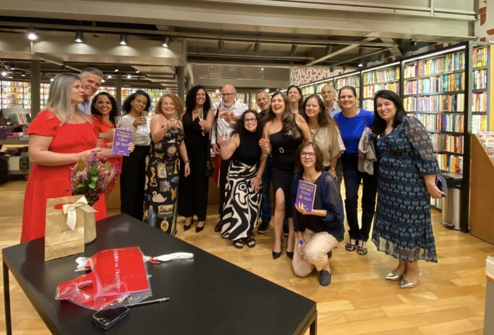 “Ana Costa lança ‘A Tríade do Futuro’ em noite prestigiada na Livraria Travessa em São Paulo”