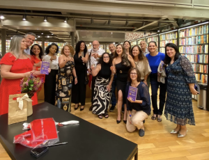 “Ana Costa lança ‘A Tríade do Futuro’ em noite prestigiada na Livraria Travessa em São Paulo”