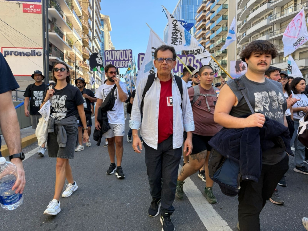 Reimont participa de marcha contra a ditadura na Argentina e alerta para riscos à democracia no Brasil