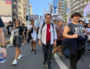 Reimont participa de marcha contra a ditadura na Argentina e alerta para riscos à democracia no Brasil