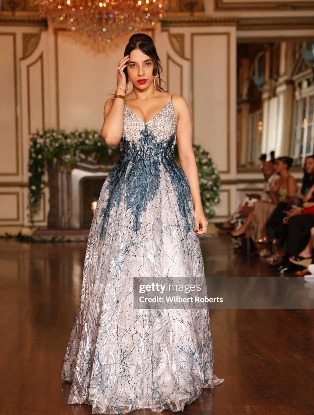 Brilho e glamour em Beverly Hills: desfile de moda na Califórnia celebra a alta costura.
