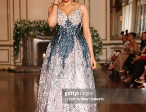 Brilho e glamour em Beverly Hills: desfile de moda na Califórnia celebra a alta costura.