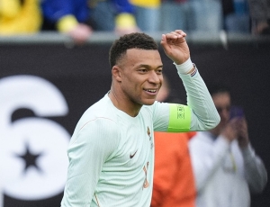Brasil vê brilho de Mbappé e perde para a França em amistoso