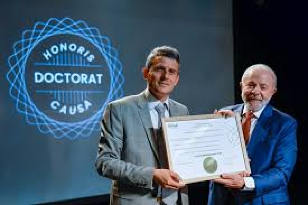 Dr. Lula aos 80 anos ultrapassa Fernando Henrique e Paulo Freire e é o maior ganhador de títulos de Doutor honoris causa do Brasil com 42 títulos de DOUTOR de universidades brasileiras e estrangeiras