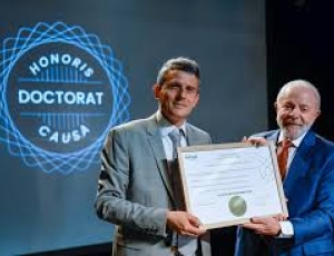 Dr. Lula aos 80 anos ultrapassa Fernando Henrique e Paulo Freire e é o maior ganhador de títulos de Doutor honoris causa do Brasil com 42 títulos de DOUTOR de universidades brasileiras e estrangeiras
