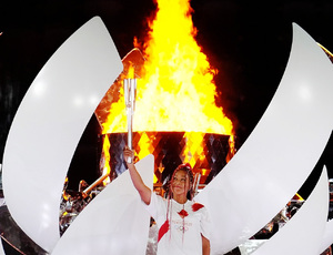 Pira Olímpica é acesa por Naomi Osaka em cerimônia minimalista e tecnológica