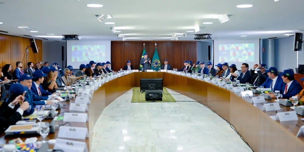 Mais de 20 membros do alto escalão do governo deixam seus cargos para disputar as eleições de 2026, gerando um desafio sem precedentes para a continuidade administrativa.