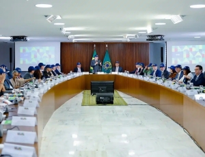 Mais de 20 membros do alto escalão do governo deixam seus cargos para disputar as eleições de 2026, gerando um desafio sem precedentes para a continuidade administrativa.