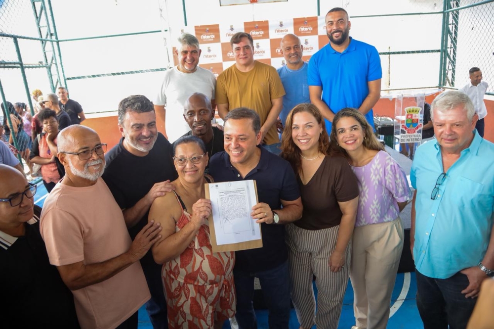 Prefeito Rodrigo Neves participa da entrega de títulos de regularização dos apartamentos do Conjunto Habitacional Viçoso Jardim