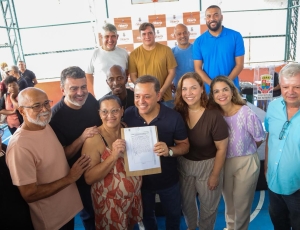 Prefeito Rodrigo Neves participa da entrega de títulos de regularização dos apartamentos do Conjunto Habitacional Viçoso Jardim